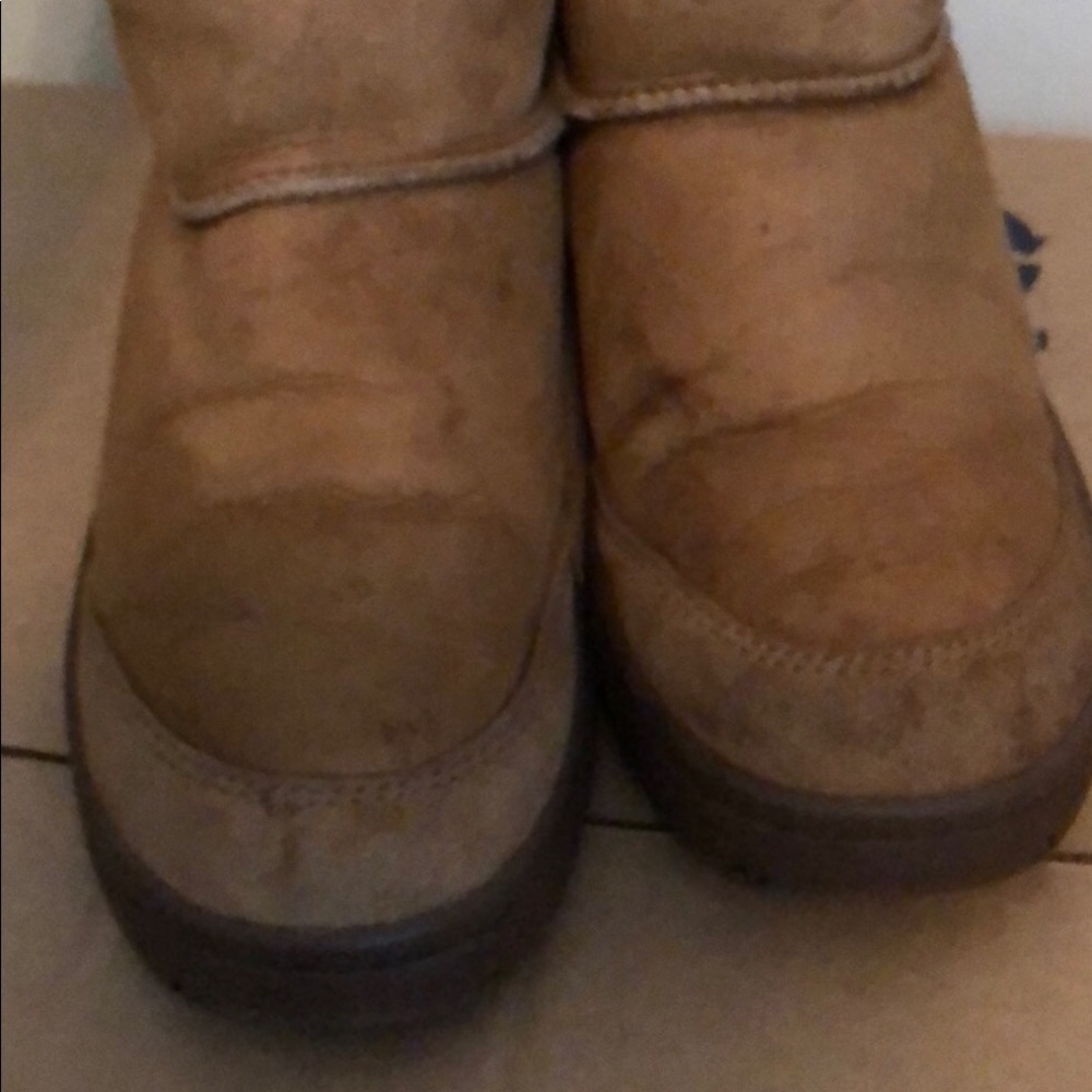 UGGS - Picture 4 of 8